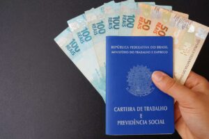 A habilidade mais buscada no LinkedIn tem 2 palavras e possibilita bus