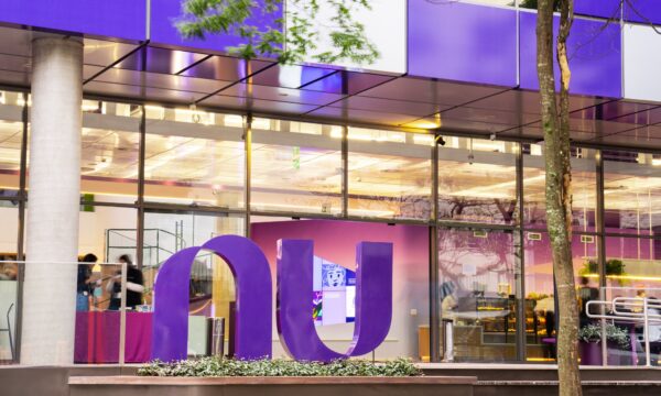 Nubank supera US$ 1 bi em lucro no 2º tri pela 1ª vez, mas inadimplênc