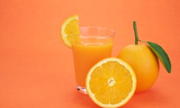 Você toma suco de laranja no café da manhã? Cientistas descobriram um