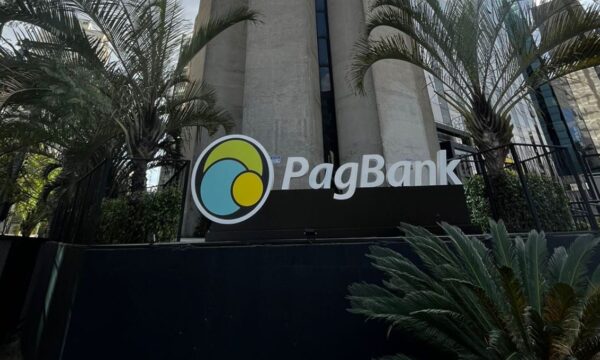 PagBank (PAGS34) recua após saída de Luiz Frias, mas ação ainda tem up