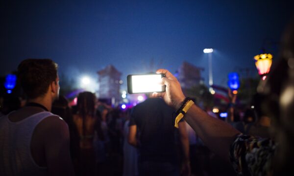 Como fotografar shows e eventos à noite sem foto tremida e escura? Vej