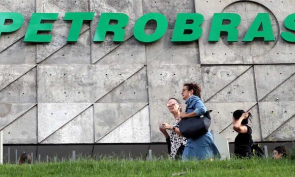 Petrobras (PETR4) mira nova fronteira e negocia blocos de petróleo em