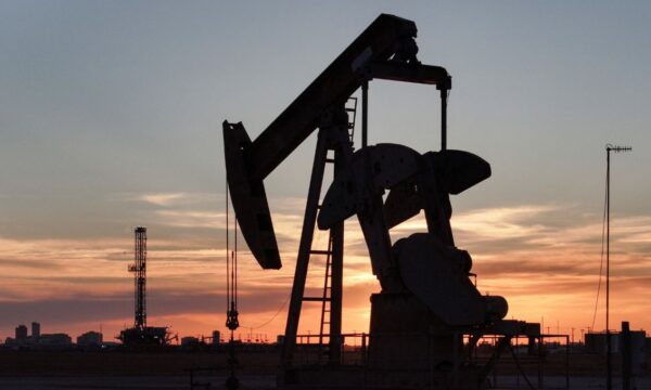 Petróleo tem forte queda com avanço nas negociações no Oriente Médio para reabertura de Ormuz