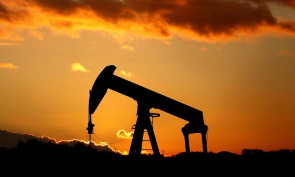 Petróleo cai mais de 3% com acordo entre Irã e Omã sobre Estreito de Ormuz