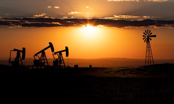 Petróleo recua com perspectiva de demanda mais fraca e preocupações co