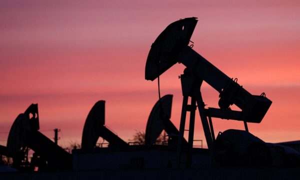 Após forte queda, Petróleo volta a subir nesta terça-feira com negociações incertas entre EUA e Irã