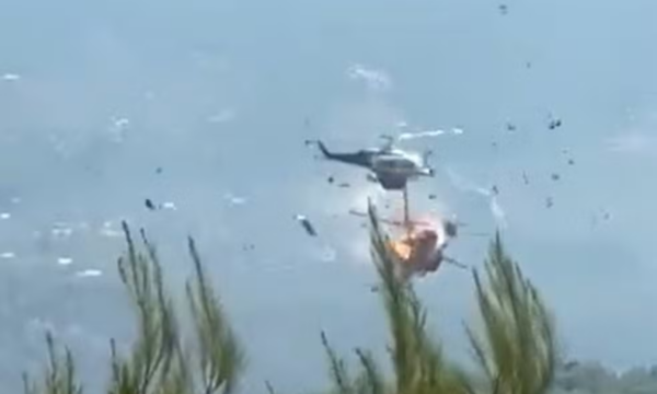 Helicópteros colidem no ar durante combate a incêndio na Grécia; assista