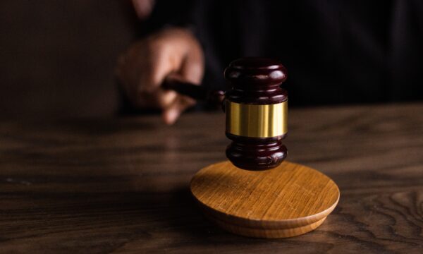 CNJ confirma afastamento de juiz que bebeu e fumou durante sessão de julgamento