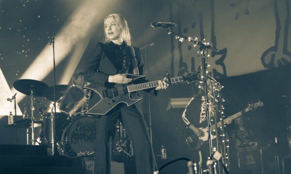 O retorno de Phoebe Bridgers: como ‘Lost Weekend’ desafia a urgência d