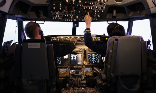 Pilotos e comissários enfrentam maior risco de câncer por exposição à