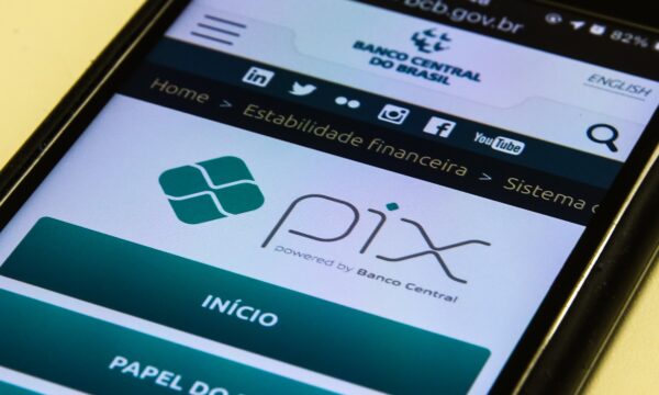 PIX fora do ar? Usuários relatam instabilidades neste domingo