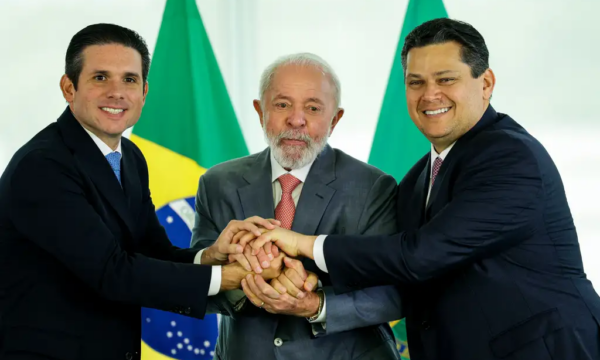 Após reunião com Lula, Alcolumbre vai avançar PECs 6×1 e da Segurança