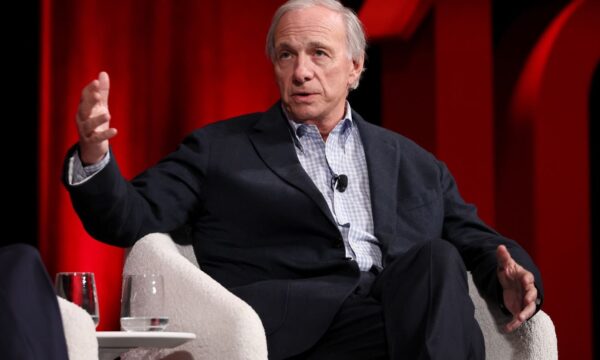 Ray Dalio diz para comprar bitcoin em meio a possível crise da dívida