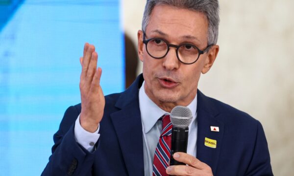 Zema diz que pretende fatiar Petrobras e BB para viabilizar privatização