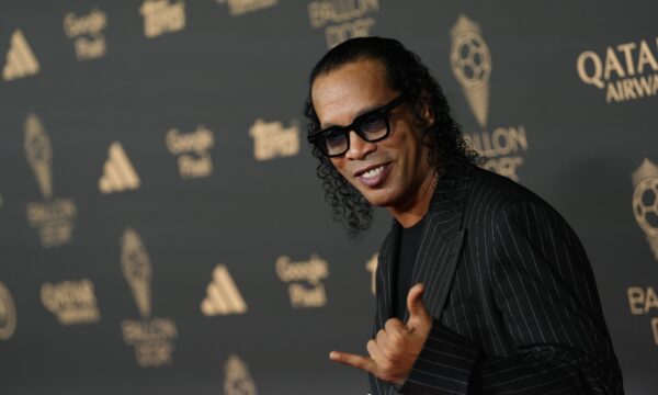 Ronaldinho abandona aposentadoria e assina com clube da Itália — mas sem salário tradicional