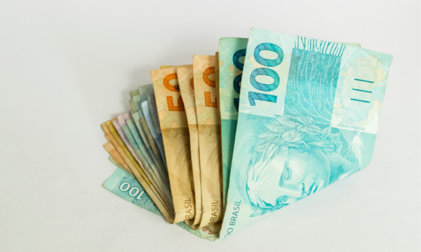 Fintech lança maquininha que conecta dinheiro físico e digital