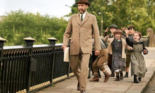 ‘Sinfonia de Guerra’, novo filme estrelado por Ralph Fiennes, chega ao streaming nesta semana
