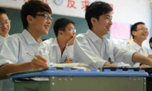 Sem emprego e com aluguel alto, jovens chineses passam a dividir até a cama
