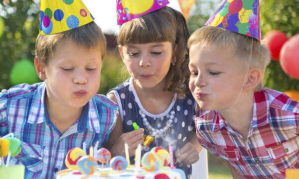 Ela não encontrou cadeiras bonitas para a festa do filho — e criou um