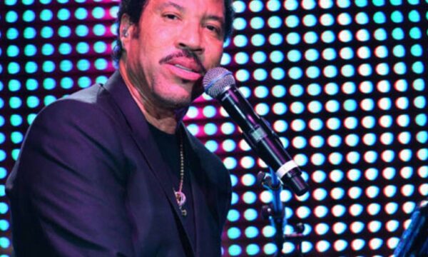 Lionel Richie ironiza turnê de Usher e Chris Brown: ‘Nós não fomos presos’