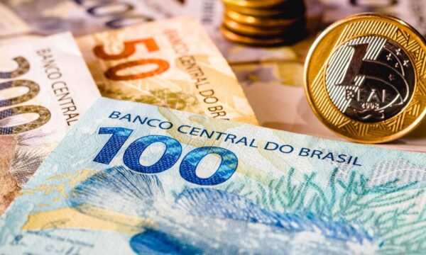 Economistas ouvidos pelo Ministério da Fazenda revisam para cima déficit primário e dívida em 2026 e 2027