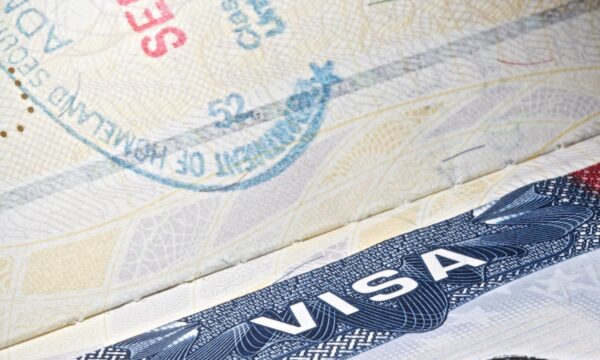 Agendamentos para vistos de imigrantes dos EUA são suspensos; o que mu