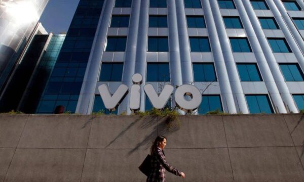 Vivo (VIVT3) cai 18% e Itaú BBA corta preço-alvo; competição preocupa