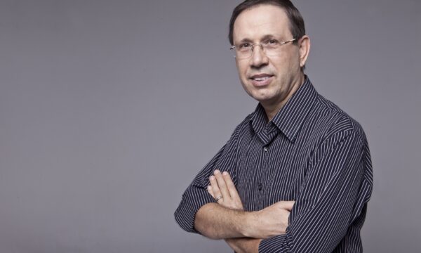 A nova aposta bilionária de Carlos Wizard: consórcios com franquias de