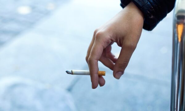 Fazer exercício não elimina os danos causados pelo cigarro, afirma instituto