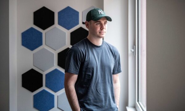 Aos 25 anos e sem diploma, ele criou startup de chips de IA avaliada em US$ 3,3 bi