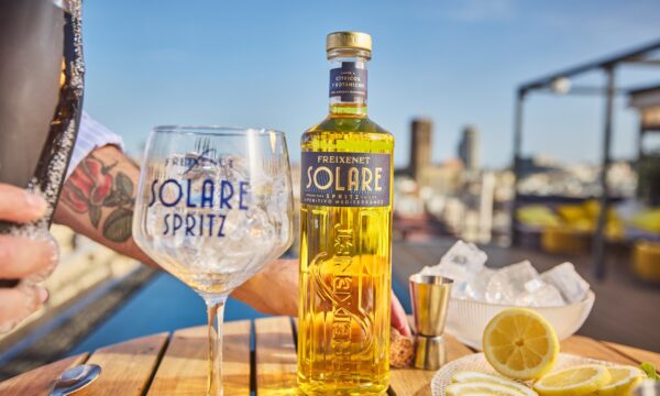 De olho no Aperol, Freixenet lança o aperitivo Solare no Brasil