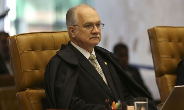 Fachin dá 24 horas para PF informar sobre dados extraídos do celular de Vorcaro