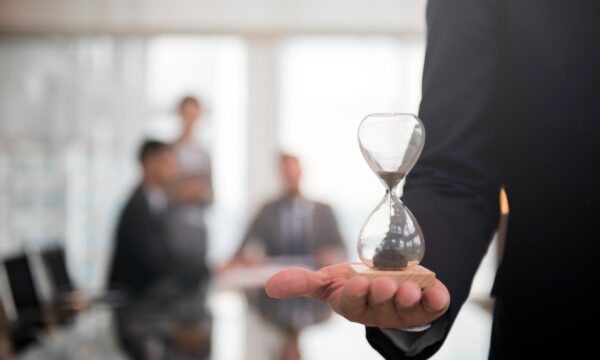 57% do tempo de trabalho é gasto em reuniões, e-mails e chats; veja como a IA pode mudar isso