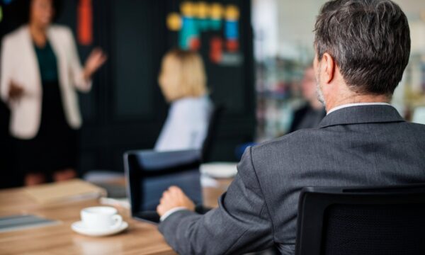 Estudo da PwC mostra que profissões expostas à IA exigem atualização.