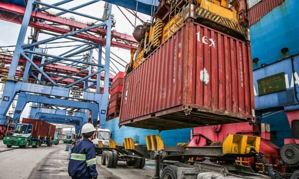 Superávit comercial do Brasil atinge US$ 7,4 bilhões em agosto e acumu