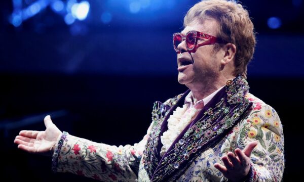 5 álbuns de Elton John que mostram como a moda virou parte de sua música