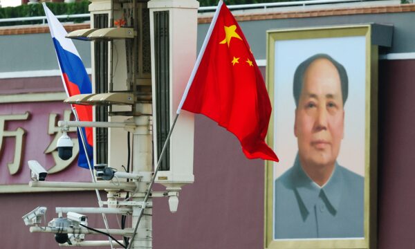 Cinquenta anos após a morte de Mao Tsé-Tung, Xi Jinping ainda extrai poder do ‘cano da arma’
