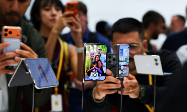 Apple lança iPhone dobrável Duo com preço a partir de US$ 1.999; ações caem