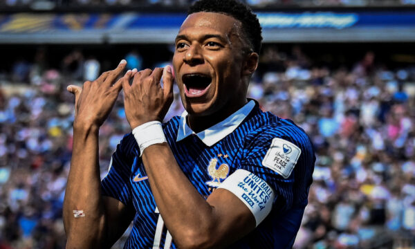 Mbappé deixa Nike e assina com a On, que está entrando no mercado do futebol