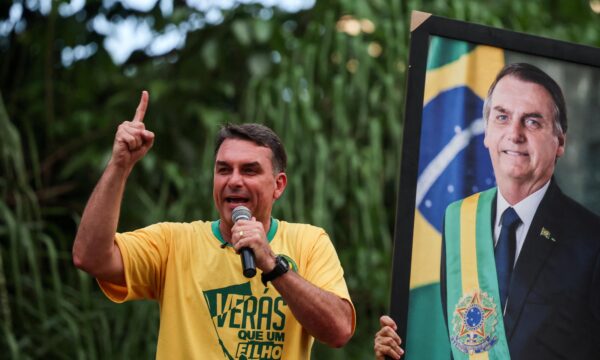 Flávio Bolsonaro diz que escolherá eventual futura equipe ‘melhor’ do que fez seu pai