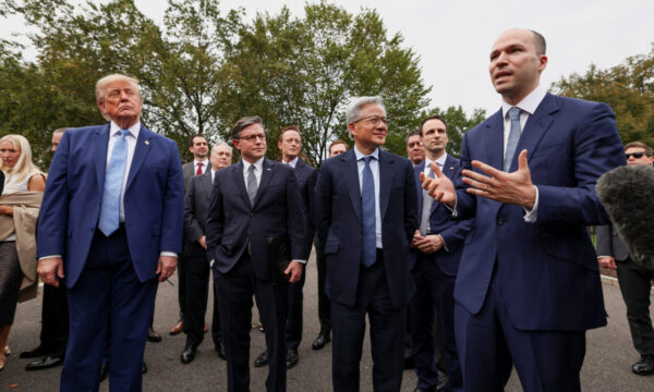 Trump firma pacto voluntário de segurança com CEOs de IA e defende exp