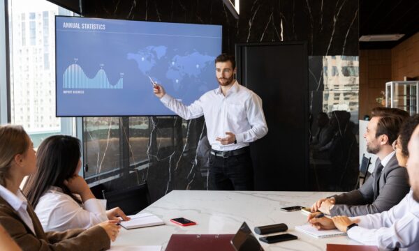 Como fazer a IA encontrar os pontos fracos de uma apresentação antes de você apresentá-la