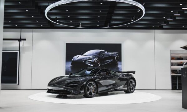 Preço secreto e fibra de carbono: como é o McLaren único que desembarc