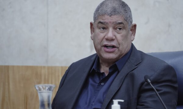 Milton Leite reclama de pressão alta, é levado a hospital, mas prisão é mantida