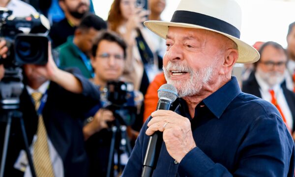 Lula reforça defesa da soberania e diz que Brasil não pode ‘baixar a c