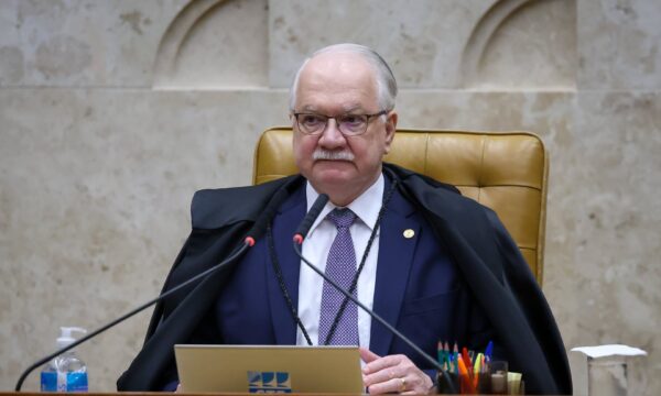 Em evento com Lula, Fachin pede fim do inquérito das fake news e adoção do código de ética no STF