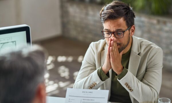 A mentira mais comum nos currículos de 2026 não é sobre inglês. É sobre IA