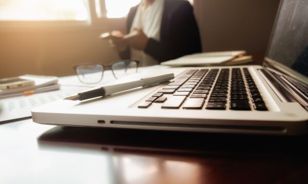 A inteligência artificial está levando executivos de finanças de volta para a sala de aula