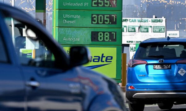 Por que o preço do diesel sobe mais que o do petróleo — e até onde ele