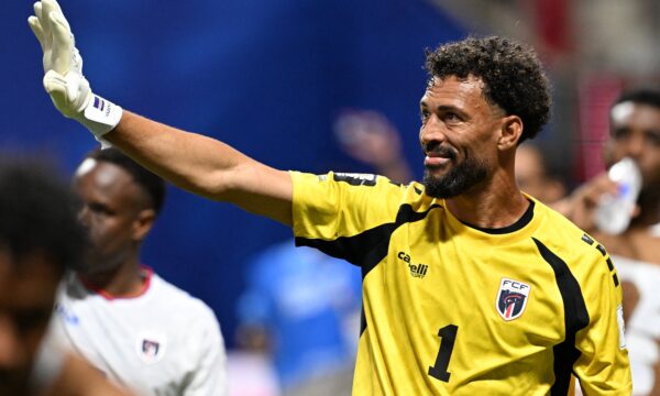 Vozinha e Dibu Martínez são indicados a melhor goleiro da Bola de Ouro